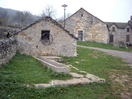 La fontaine du hameau - Gite en Lozere